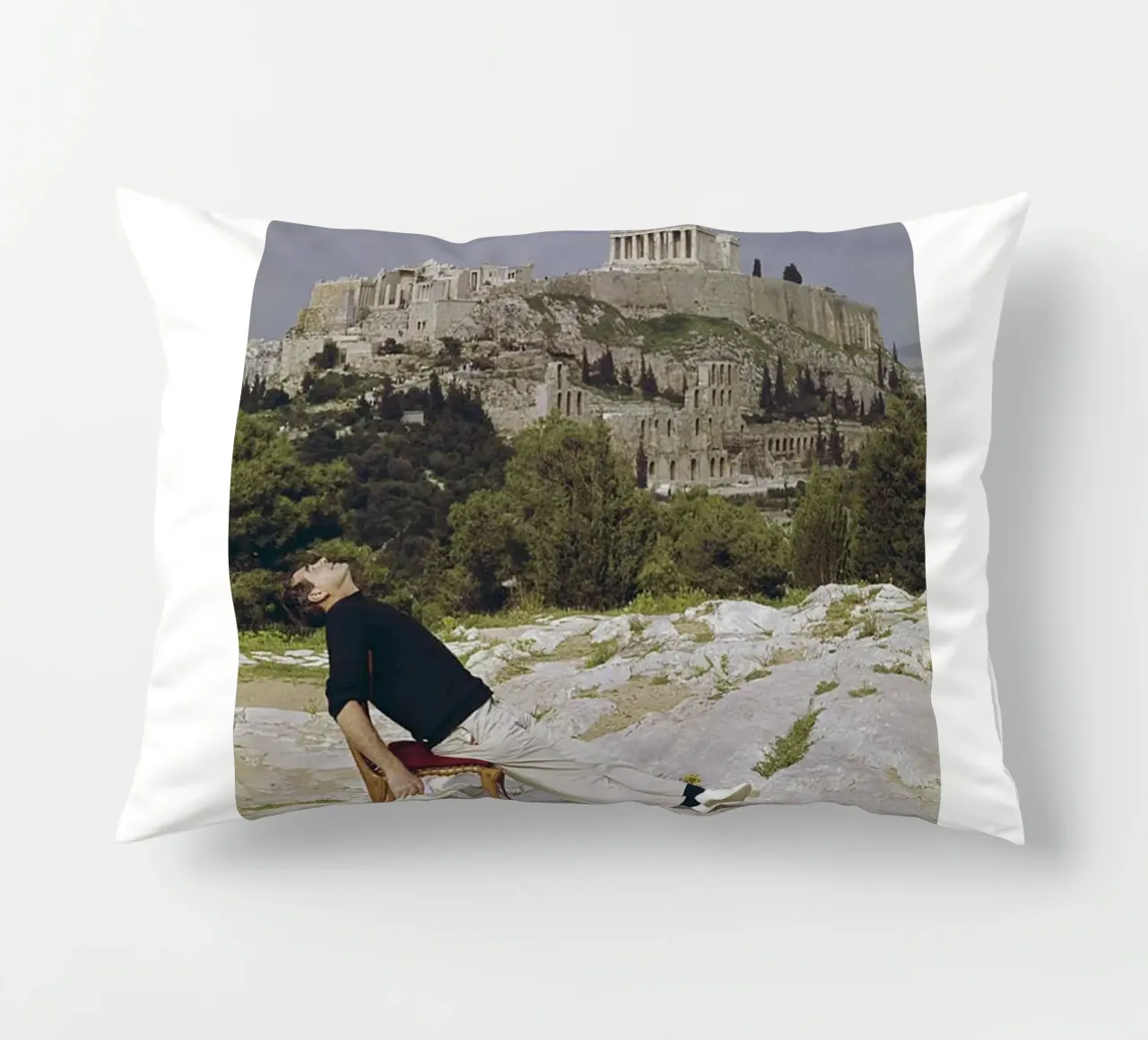 Slim Aarons - Sedersi su una sedia a sdraio cuscino da The Poster UK