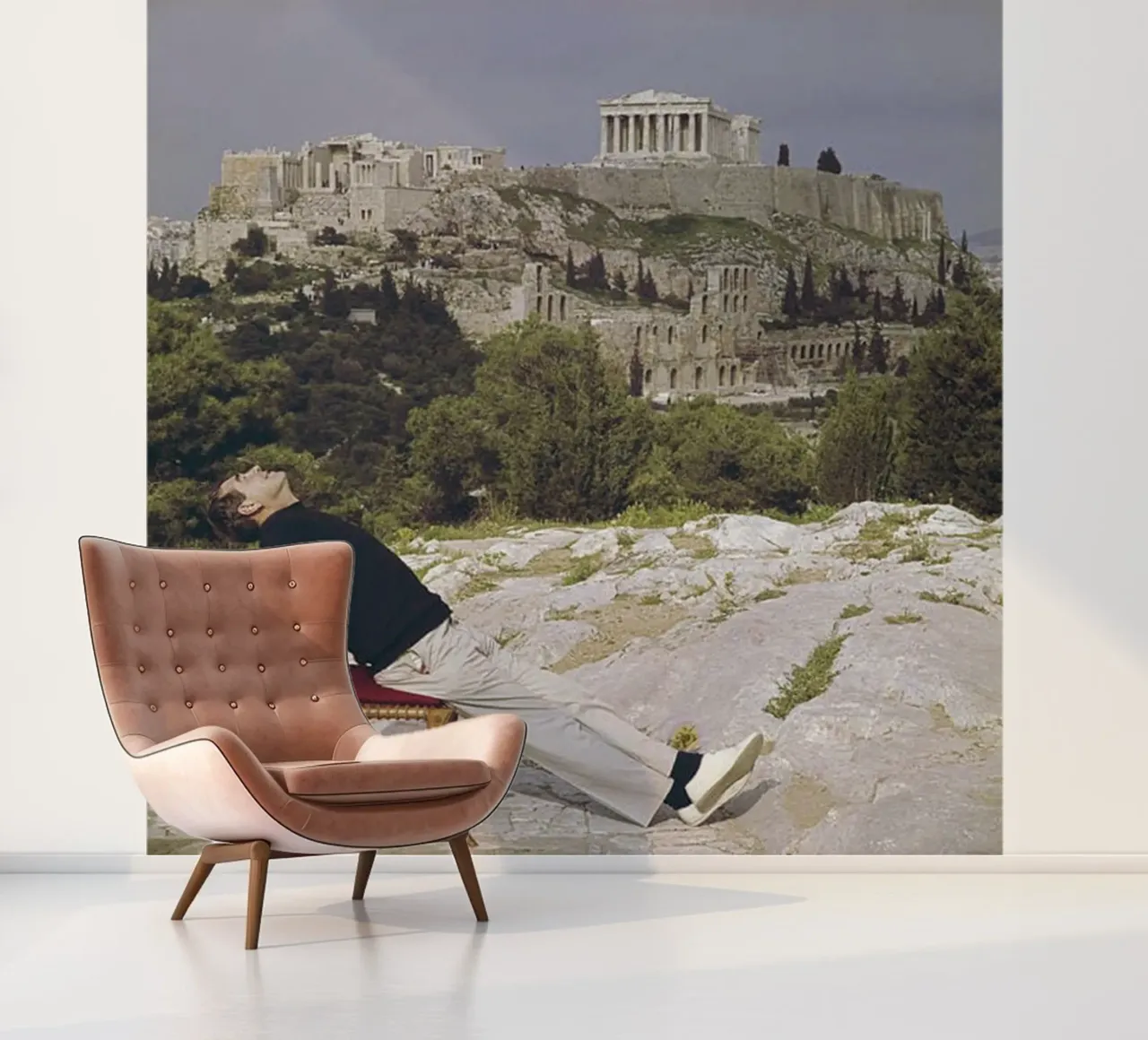Slim Aarons - Zitten in een luie stoel fotobehang van The Poster UK