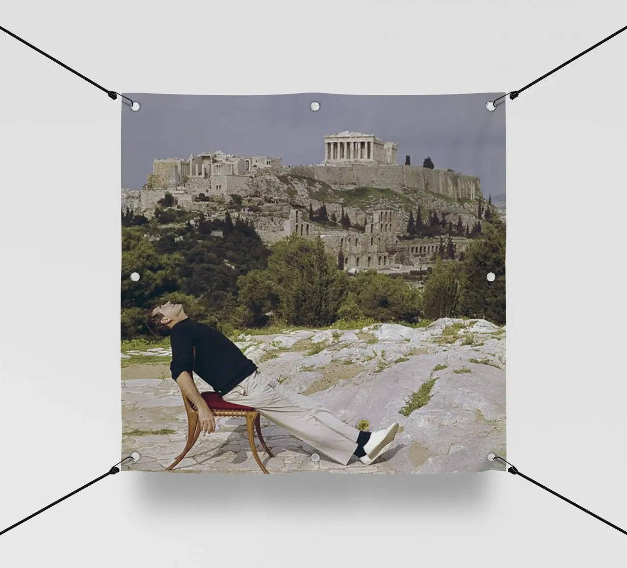 Slim Aarons - Sedersi su una sedia a sdraio telo in pvc da The Poster UK