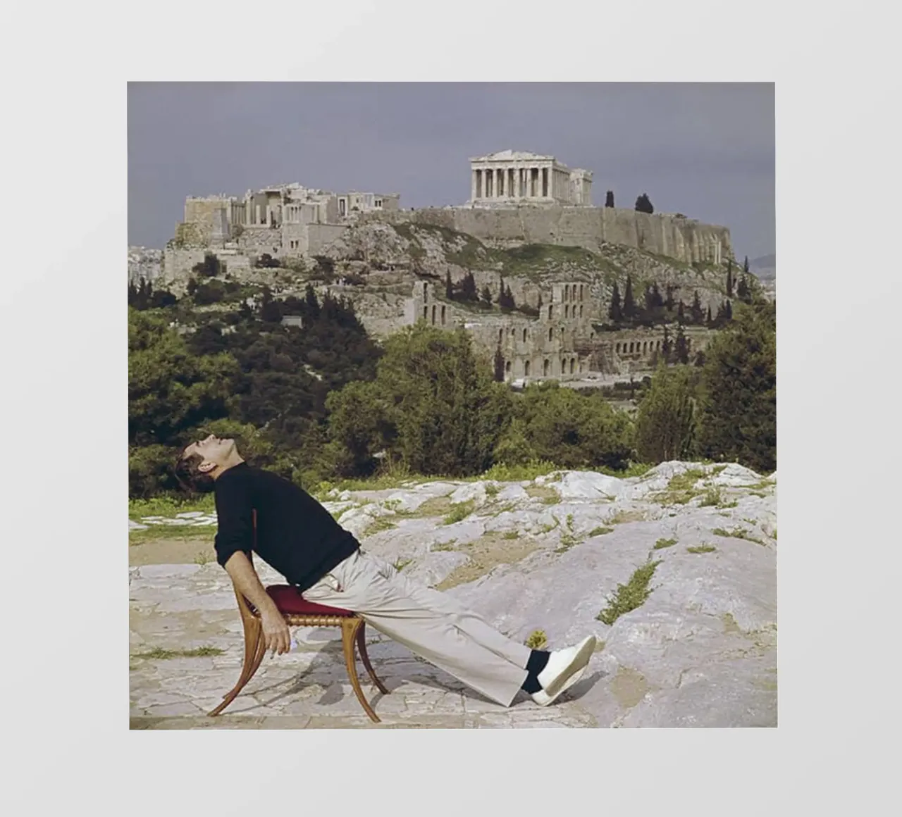 Slim Aarons - Sedersi su una sedia a sdraio telo in pvc da The Poster UK