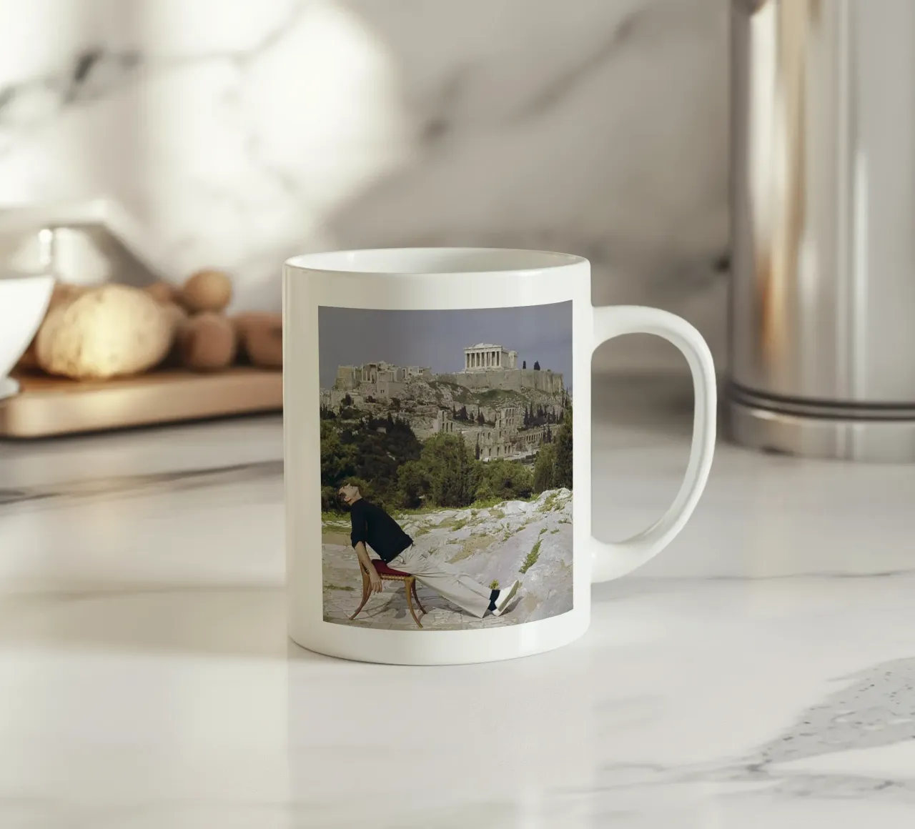 Slim Aarons - Sedersi su una sedia a sdraio tazza in ceramica da The Poster UK