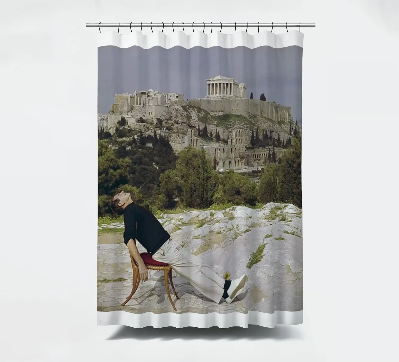 Slim Aarons - Zitten in een luie stoel douchegordijn van The Poster UK