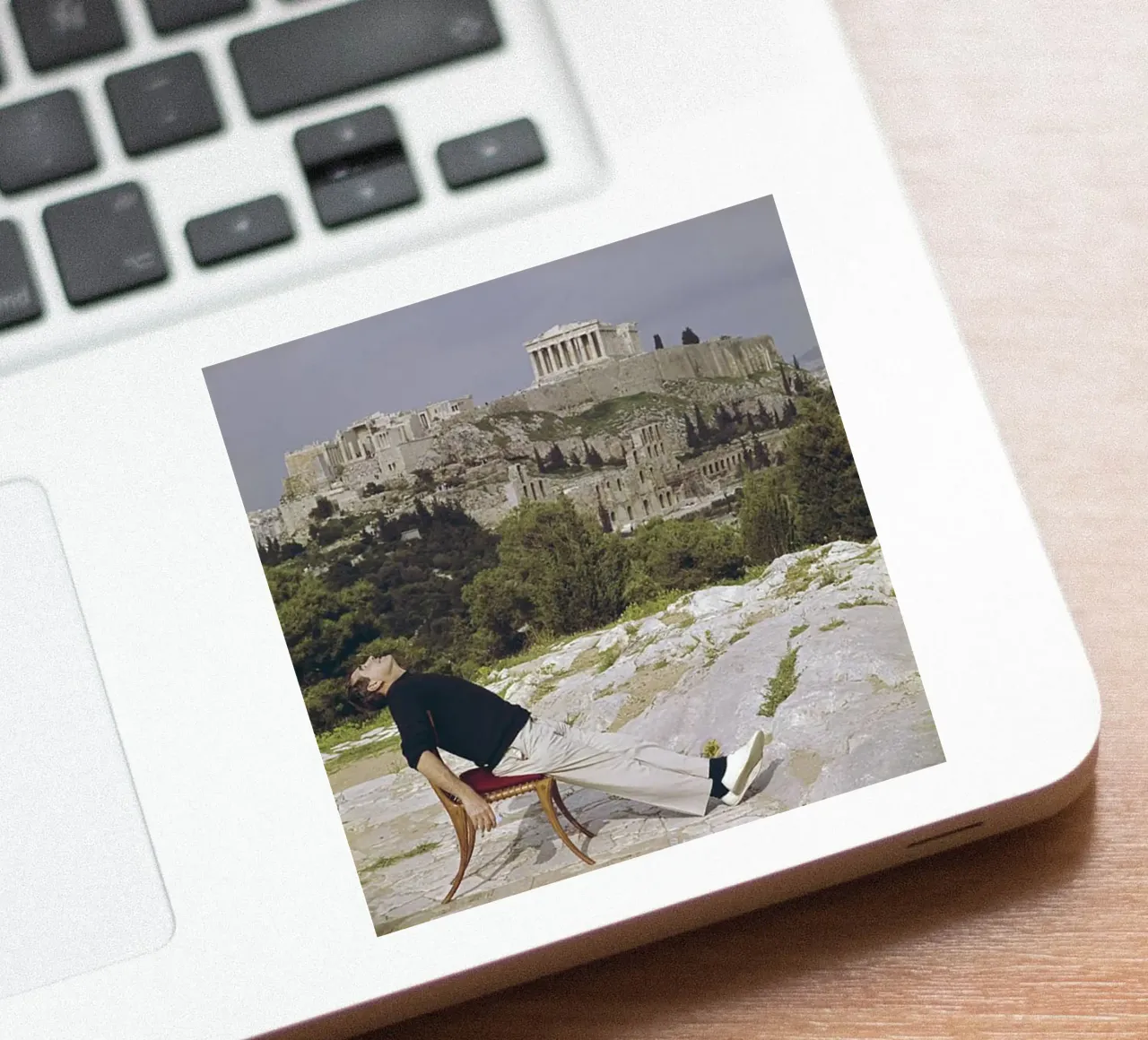 Slim Aarons - Zitten in een luie stoel sticker van The Poster UK