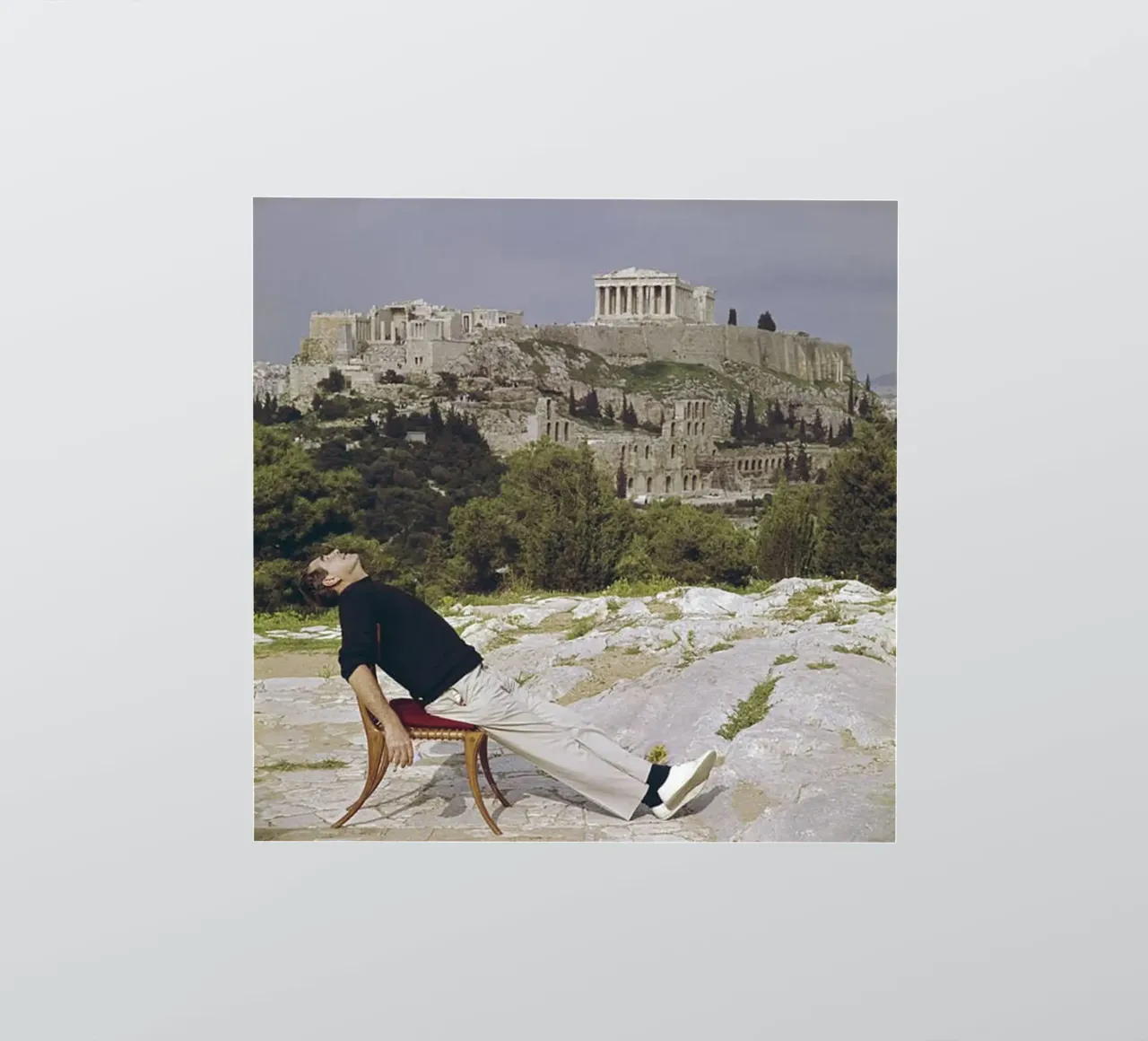 Slim Aarons - Zitten in een luie stoel sticker van The Poster UK