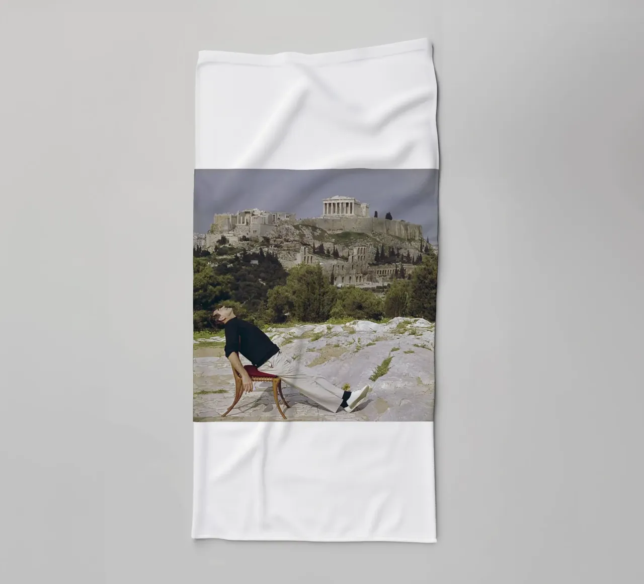 Slim Aarons - Sedersi su una sedia a sdraio asciugamano da bagno da The Poster UK