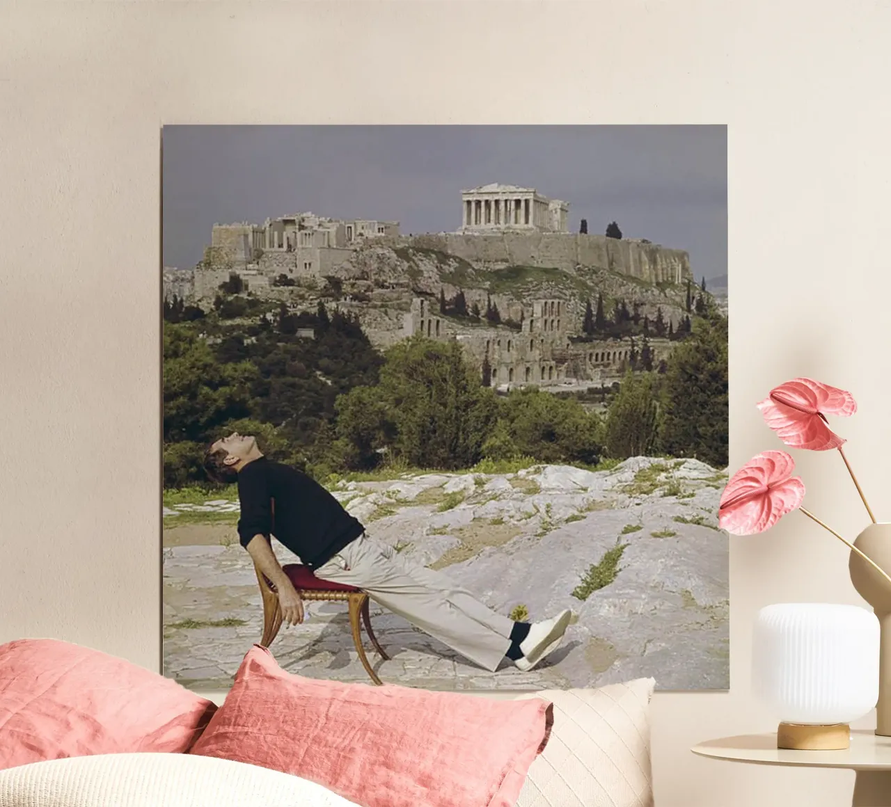 Slim Aarons - Sedersi su una sedia a sdraio carta hahnemühle da The Poster UK