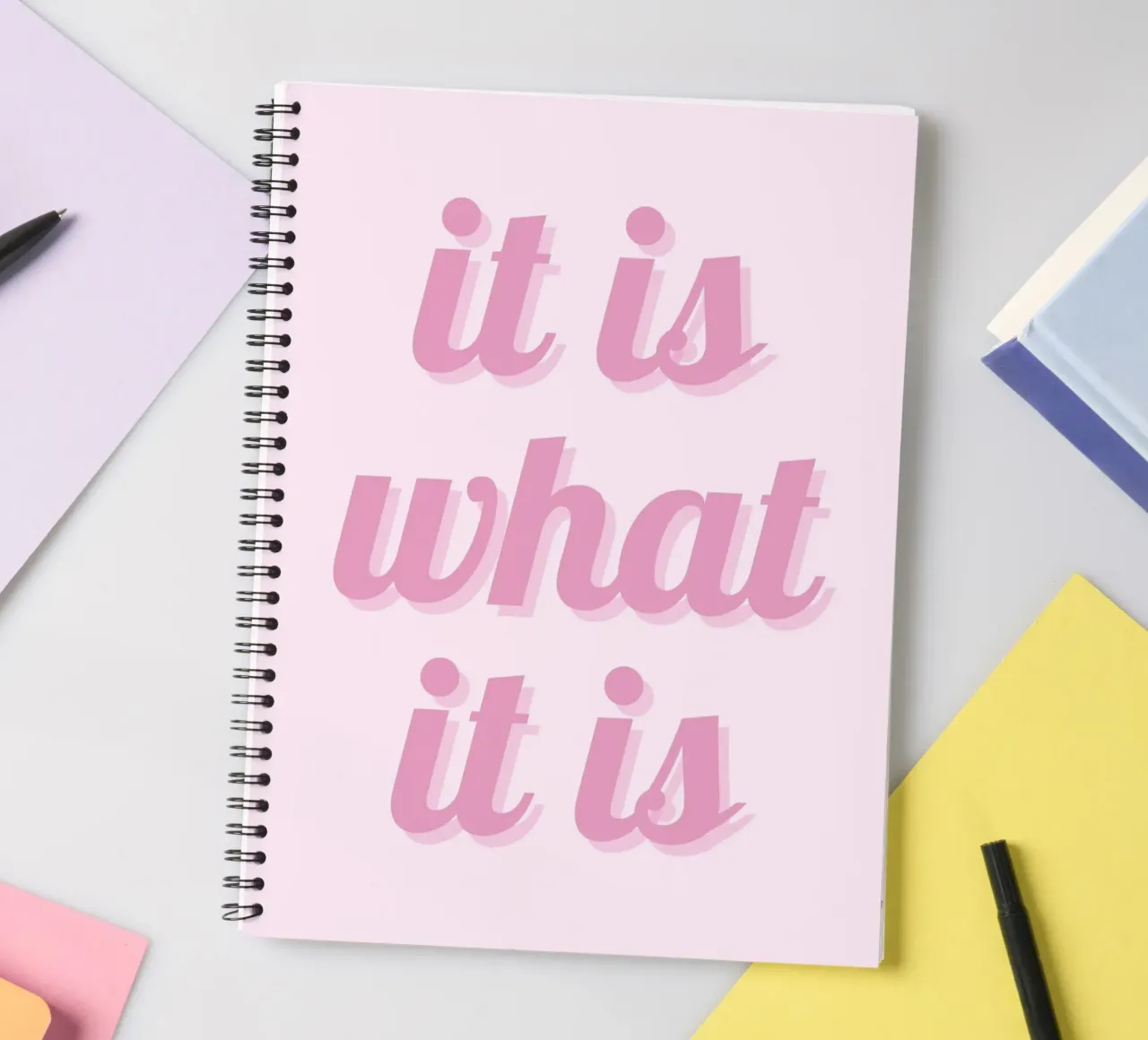 Impression esthétique rose "It Is What It Is" (C'est ce que c'est) carnet à spirale de homdeco
