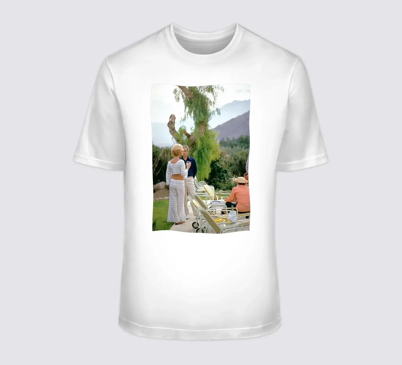 Slim Aarons - Racconta una storia t-shirt da The Poster UK