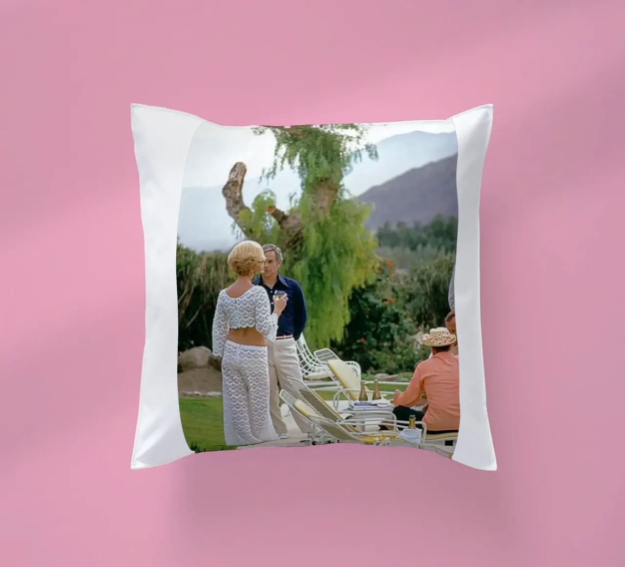 Slim Aarons - Racconta una storia cuscino da The Poster UK