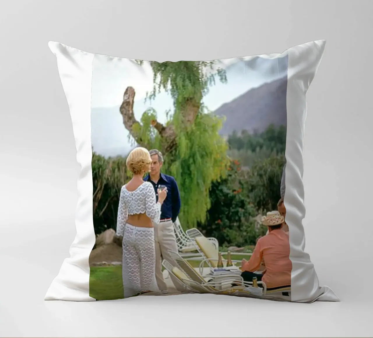 Slim Aarons - Racconta una storia cuscino da The Poster UK