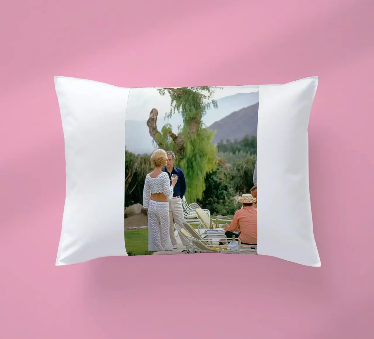 Slim Aarons - Racconta una storia cuscino da The Poster UK