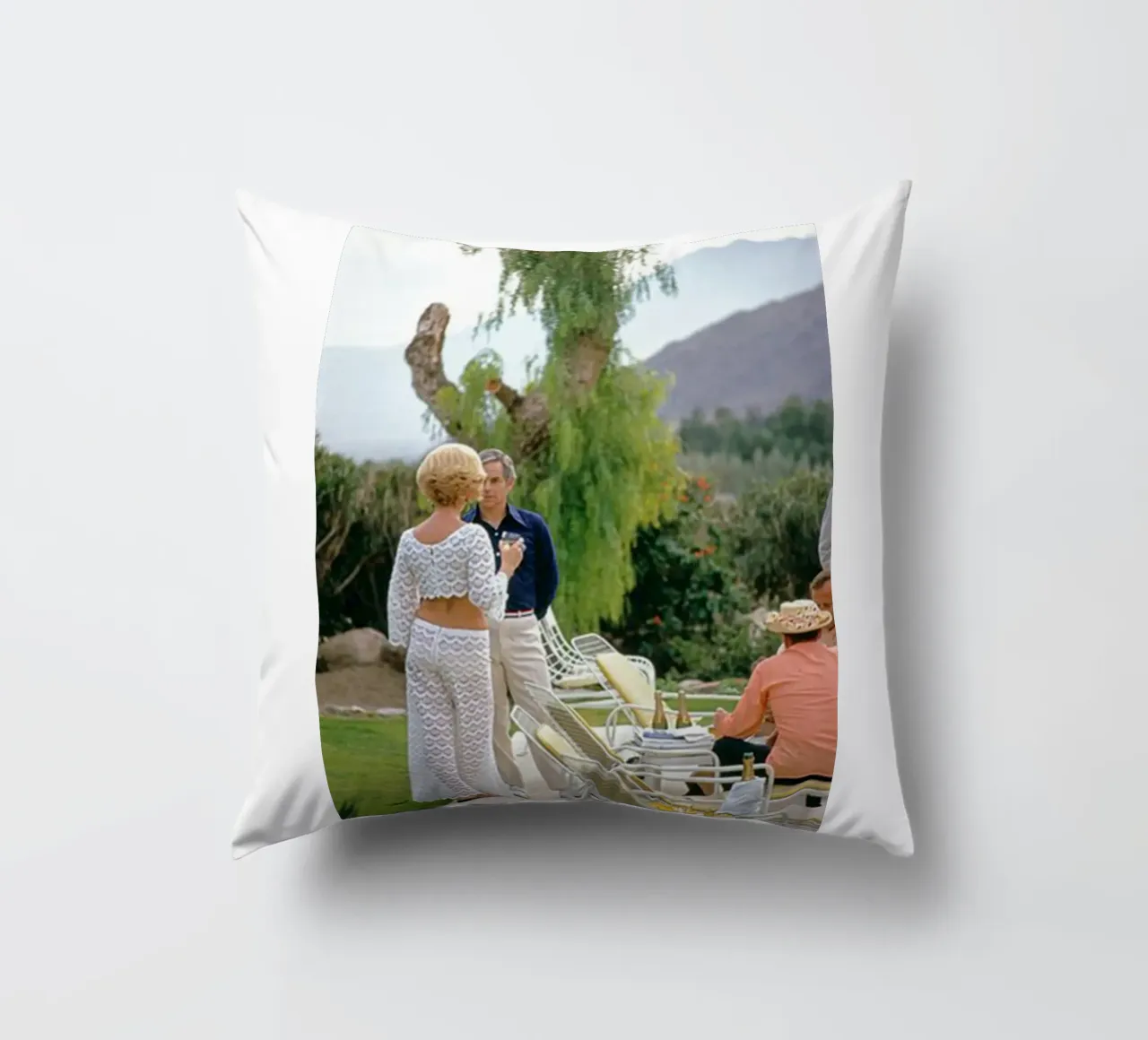 Slim Aarons - Racconta una storia cuscino da The Poster UK