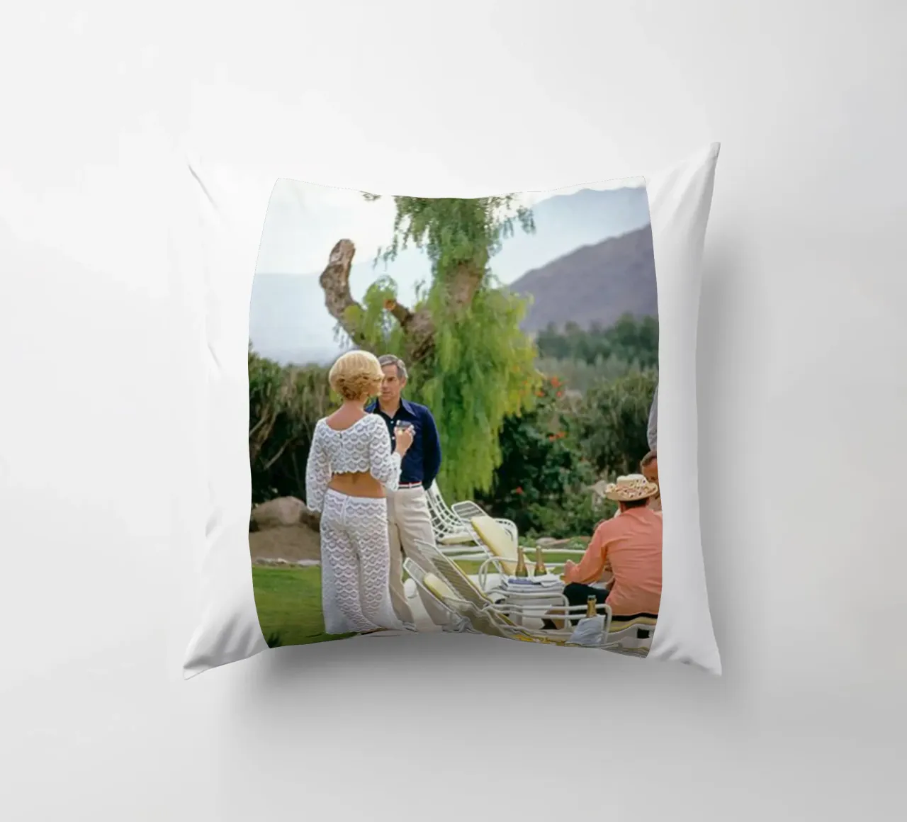 Slim Aarons - Racconta una storia cuscino da The Poster UK