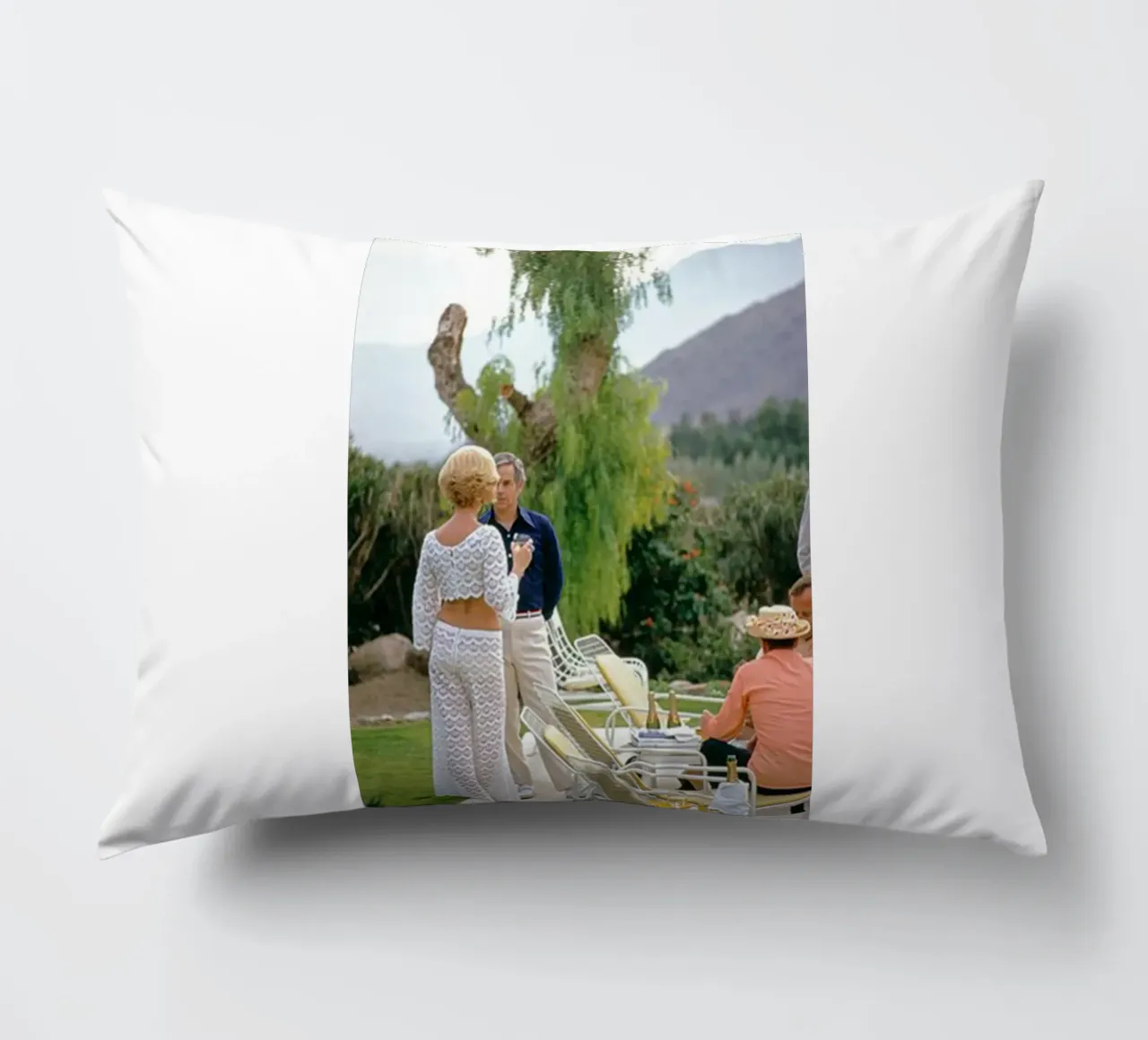 Slim Aarons - Racconta una storia cuscino da The Poster UK