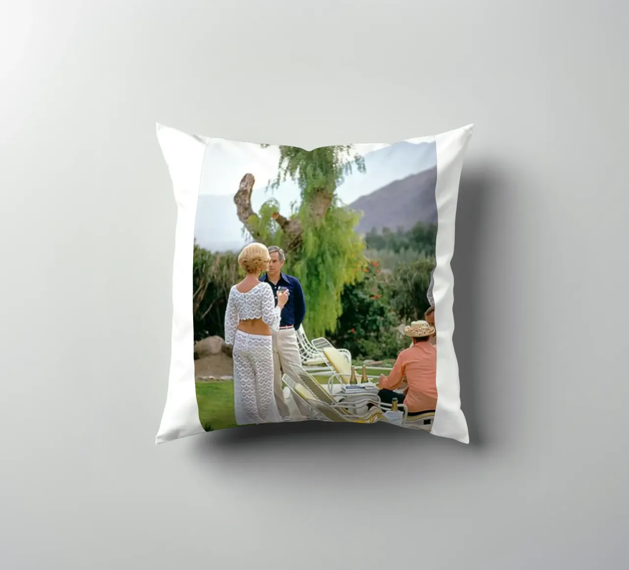 Slim Aarons - Racconta una storia cuscino da The Poster UK