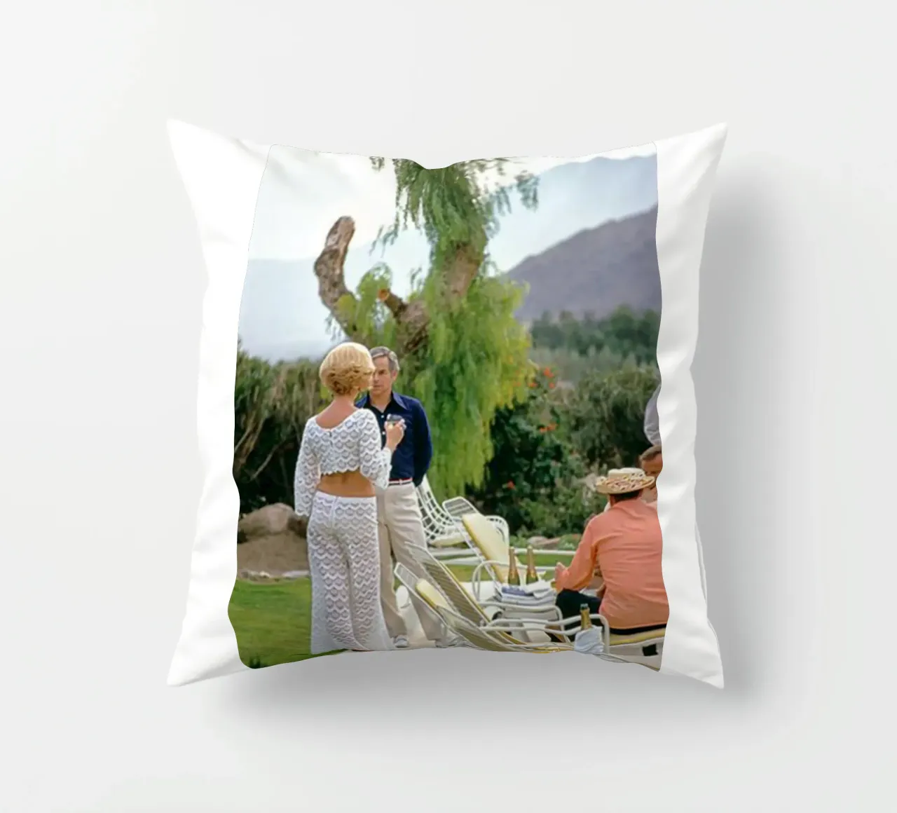 Slim Aarons - Racconta una storia cuscino da The Poster UK