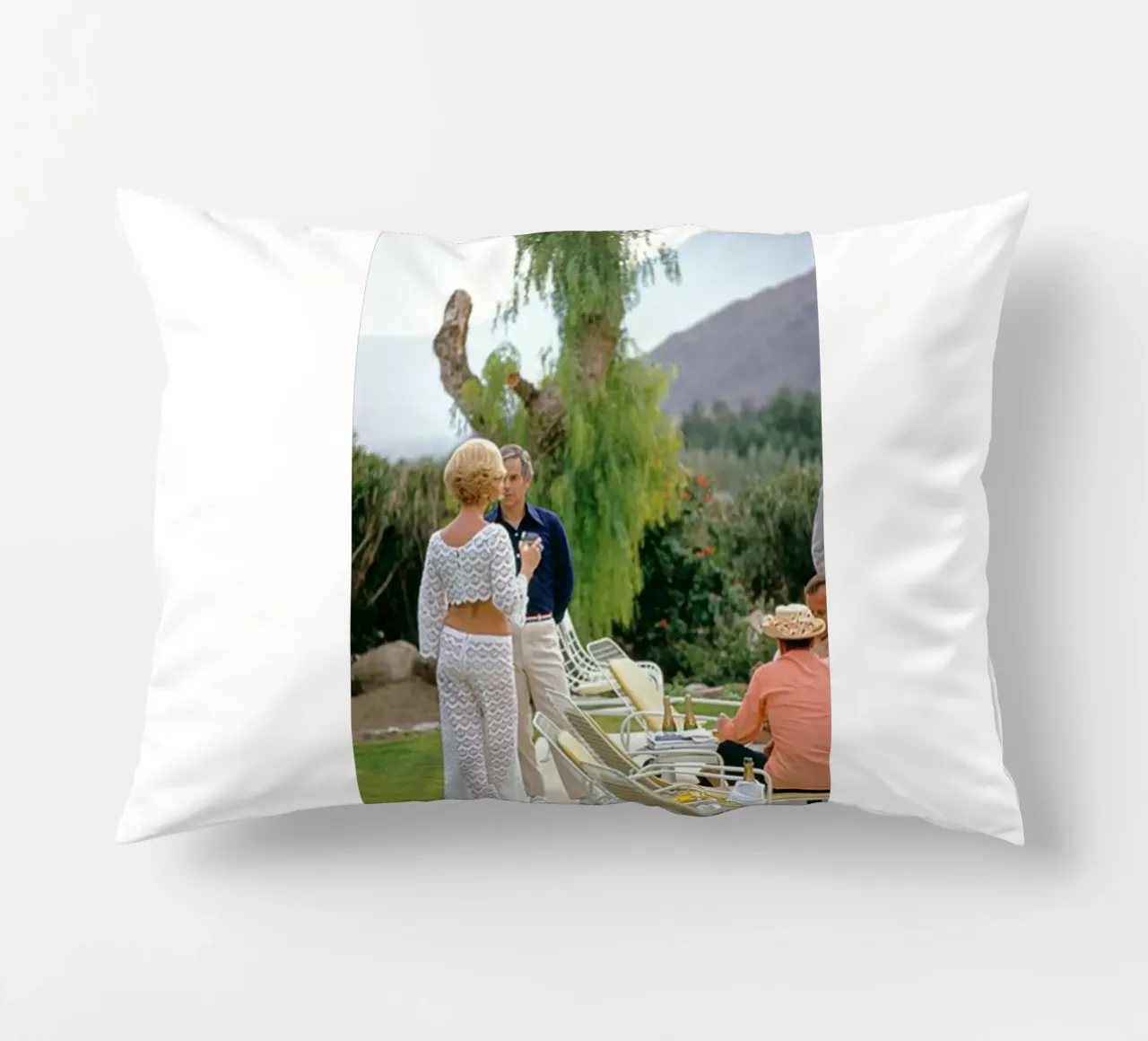 Slim Aarons - Racconta una storia cuscino da The Poster UK