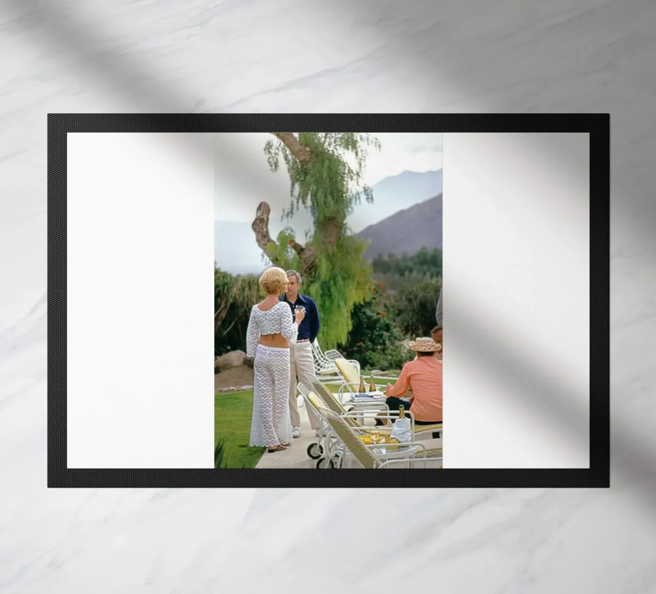 Slim Aarons - Racconta una storia zerbino da The Poster UK