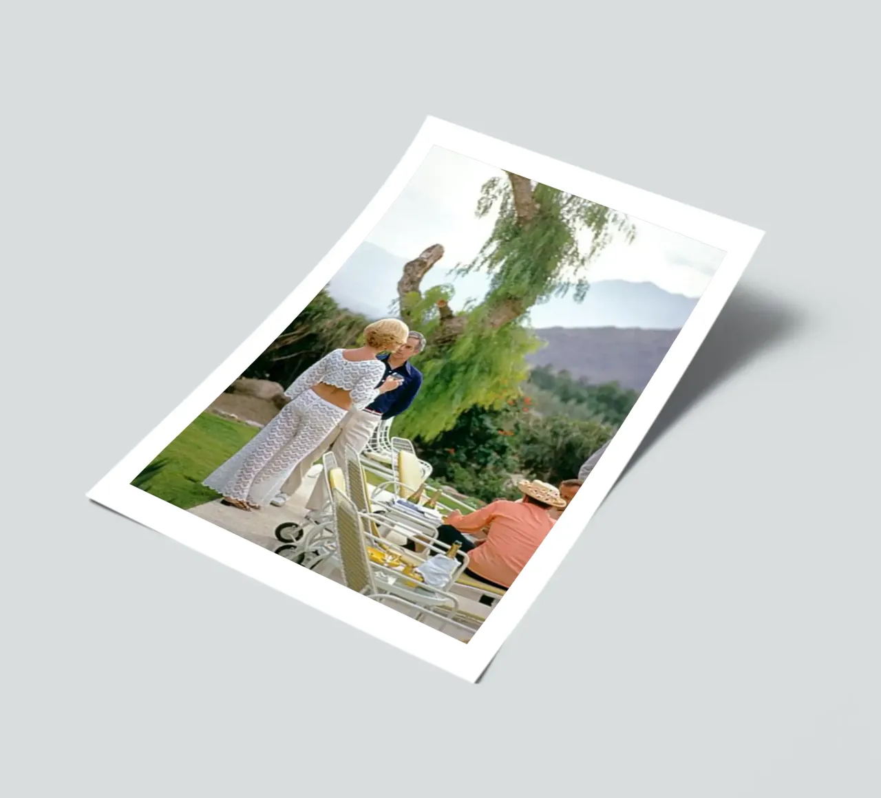 Slim Aarons - Racconta una storia foglio adesivo da The Poster UK