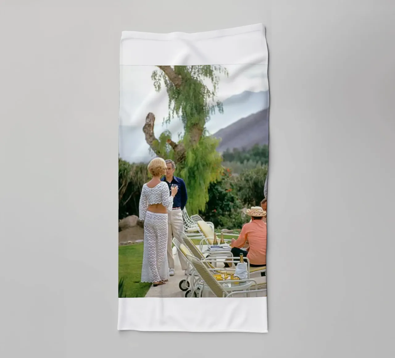 Slim Aarons - Racconta una storia asciugamano da bagno da The Poster UK