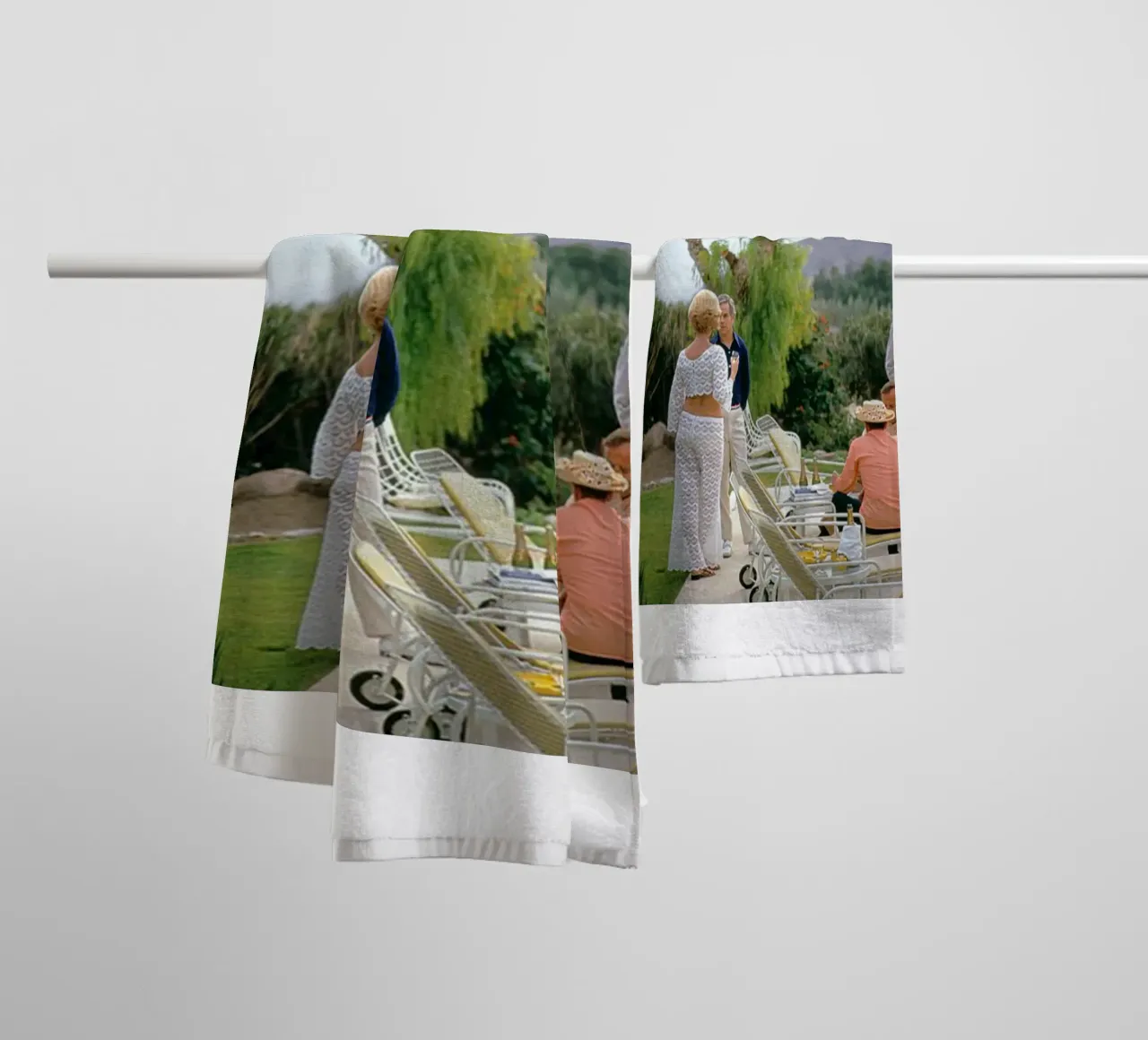 Slim Aarons - Racconta una storia asciugamano da bagno da The Poster UK