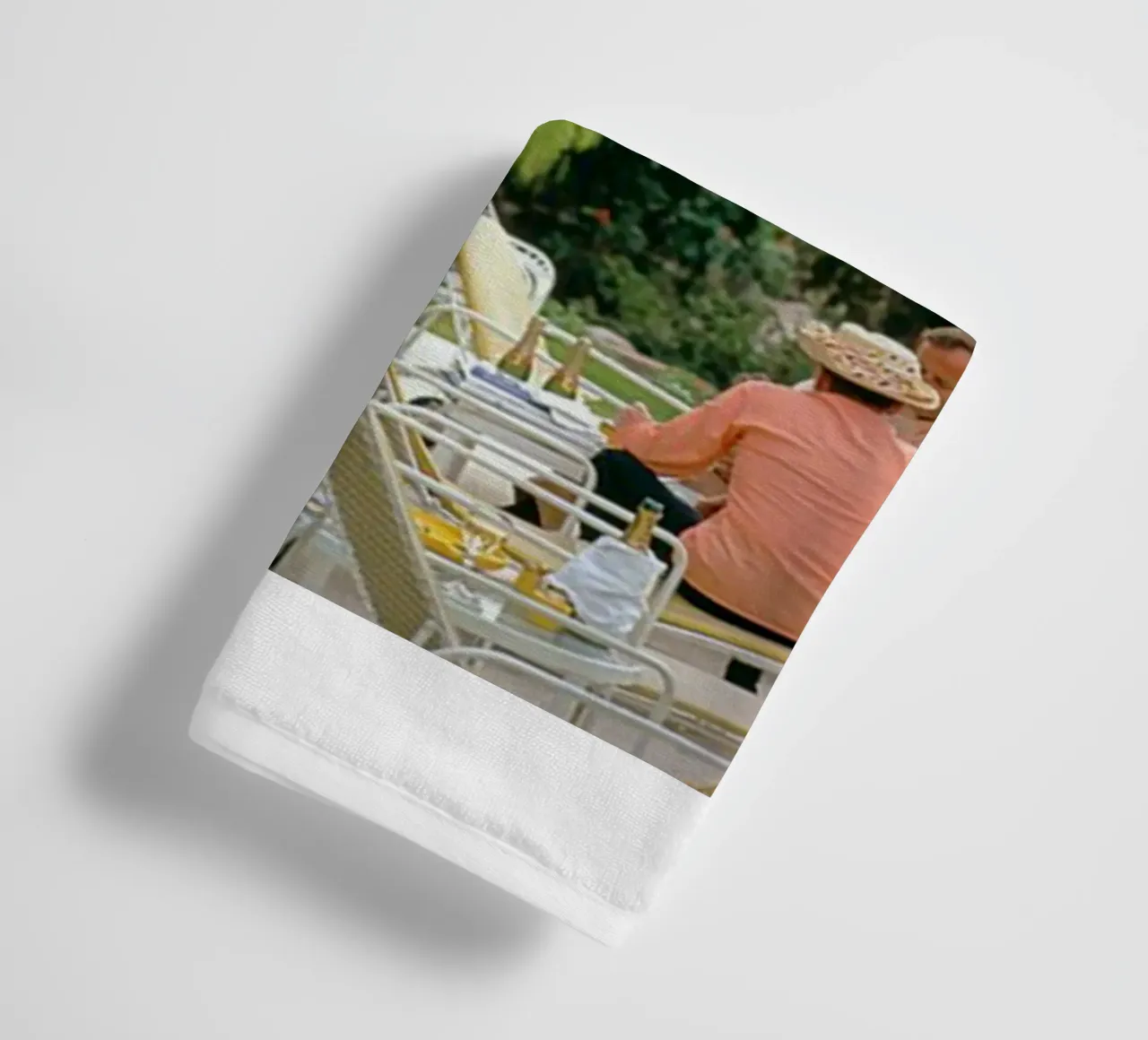 Slim Aarons - Racconta una storia asciugamano da bagno da The Poster UK