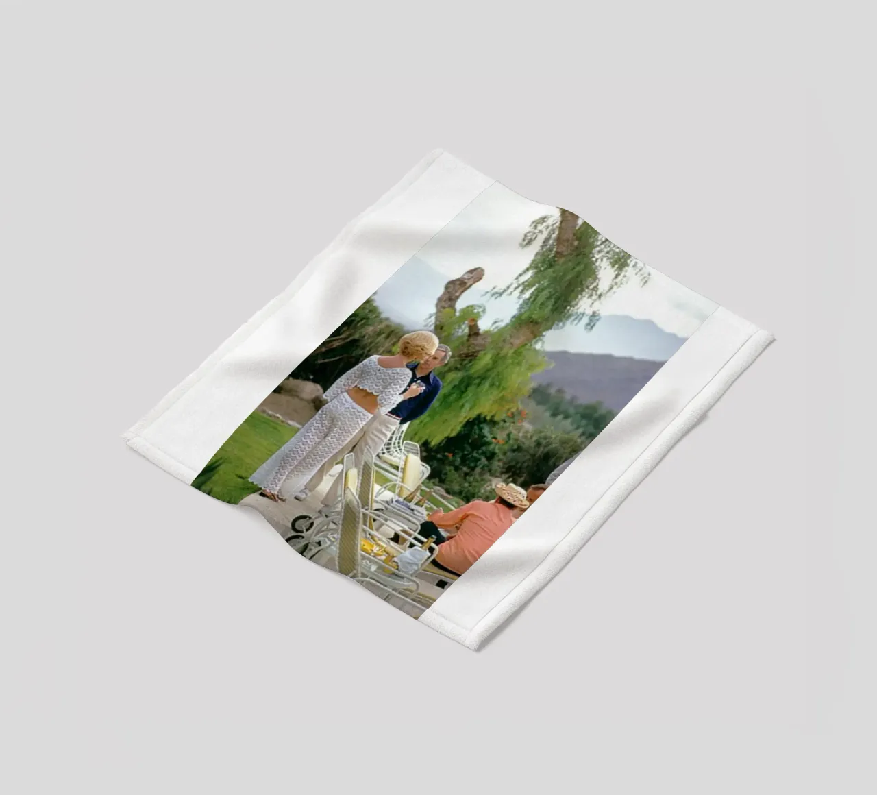 Slim Aarons - Racconta una storia coperta in pile da The Poster UK