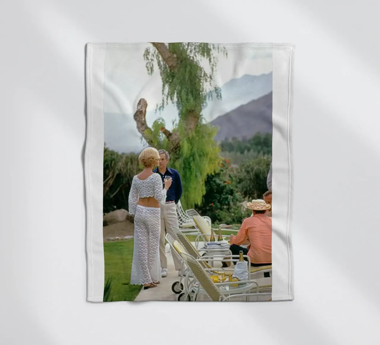 Slim Aarons - Racconta una storia coperta in pile da The Poster UK