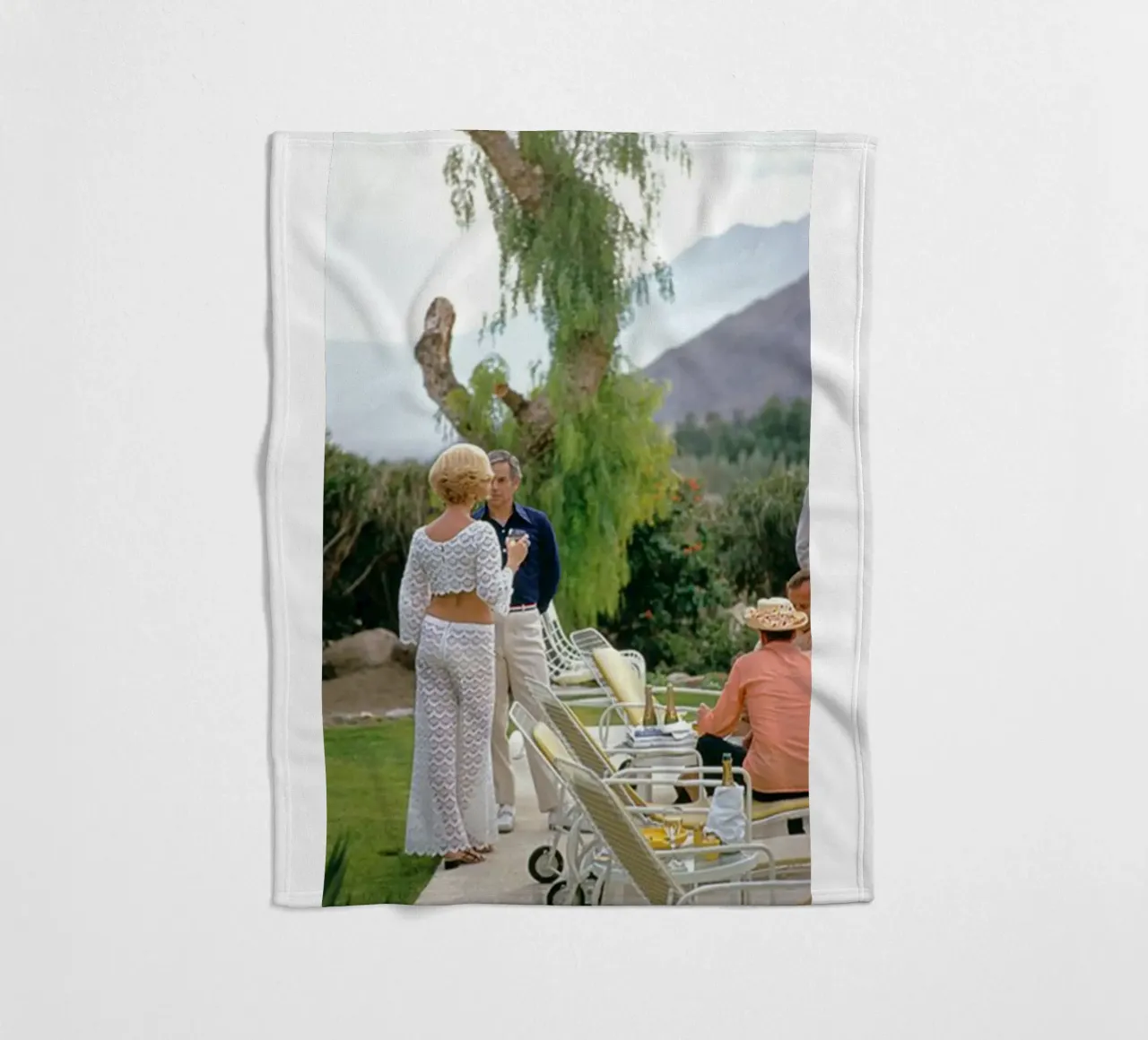 Slim Aarons - Racconta una storia coperta in pile da The Poster UK