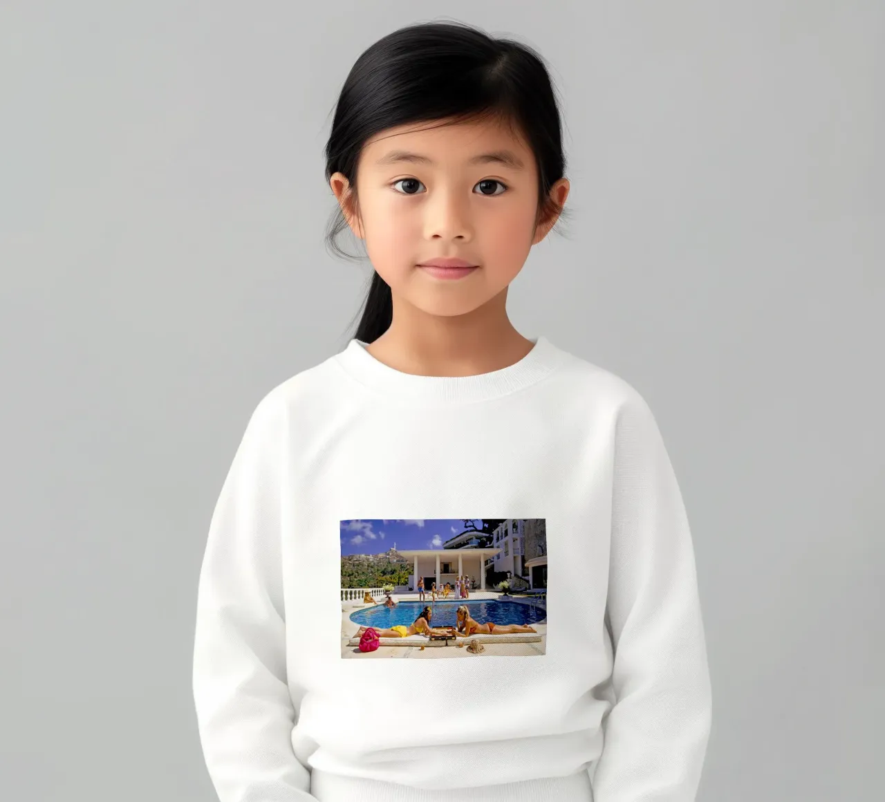 Slim Aarons - Tomando el sol junto a la piscina sudadera para niño de The Poster UK