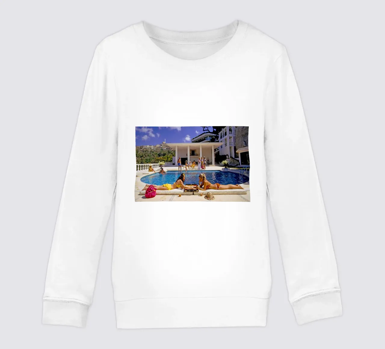 Slim Aarons - Tomando el sol junto a la piscina sudadera para niño de The Poster UK