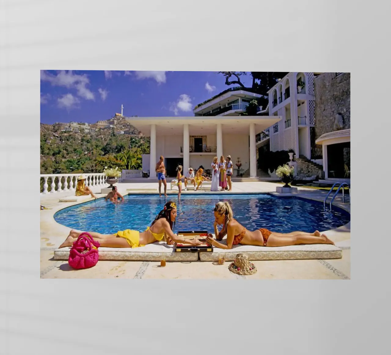 Slim Aarons - Prendere il sole in piscina pellicola backlit da The Poster UK