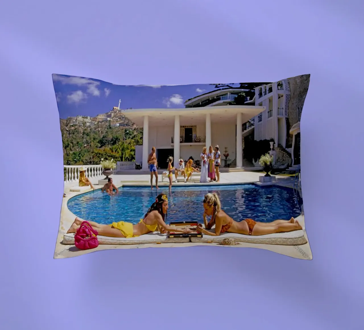 Slim Aarons - Prendere il sole in piscina cuscino da The Poster UK