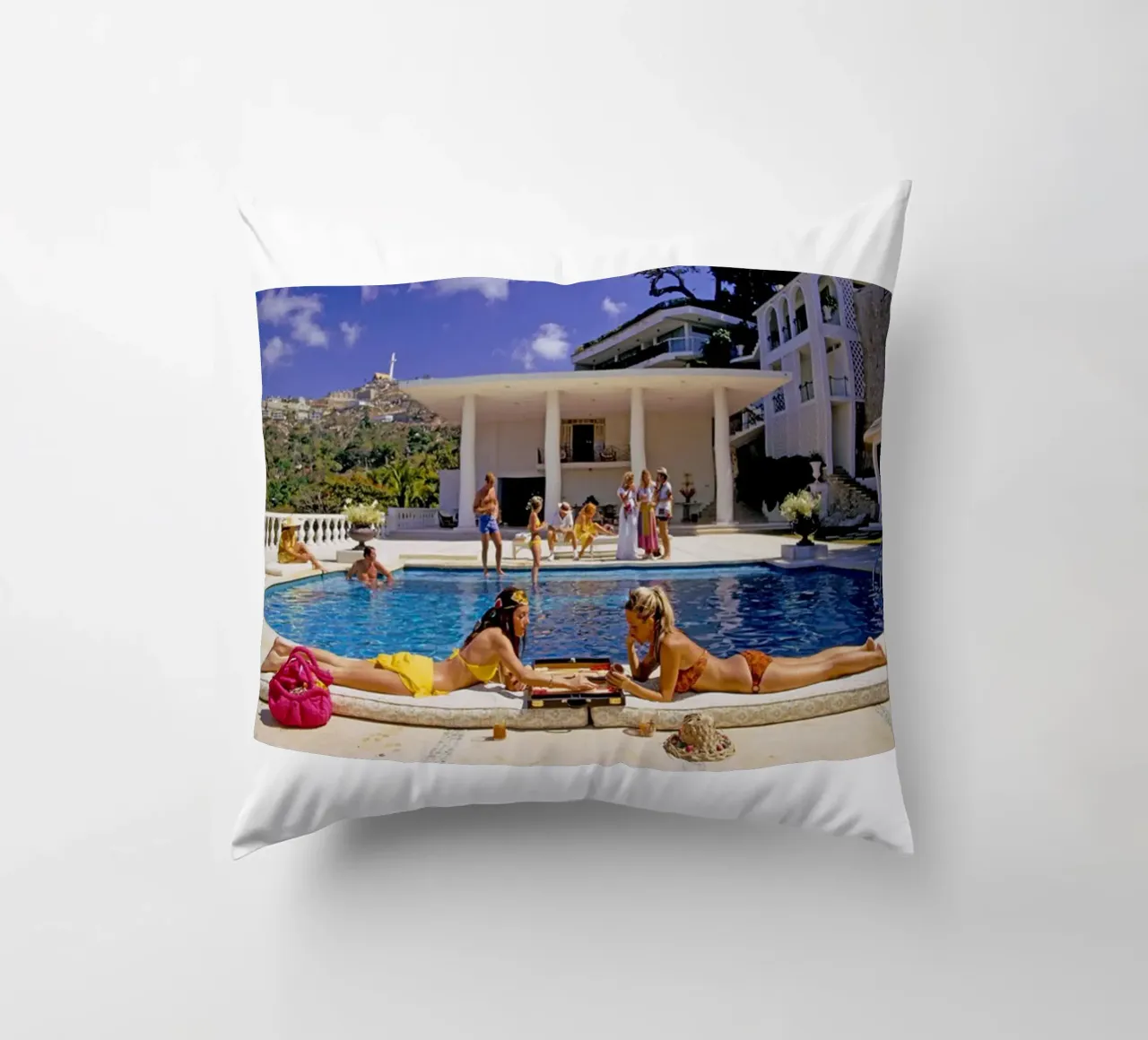 Slim Aarons - Prendere il sole in piscina cuscino da The Poster UK