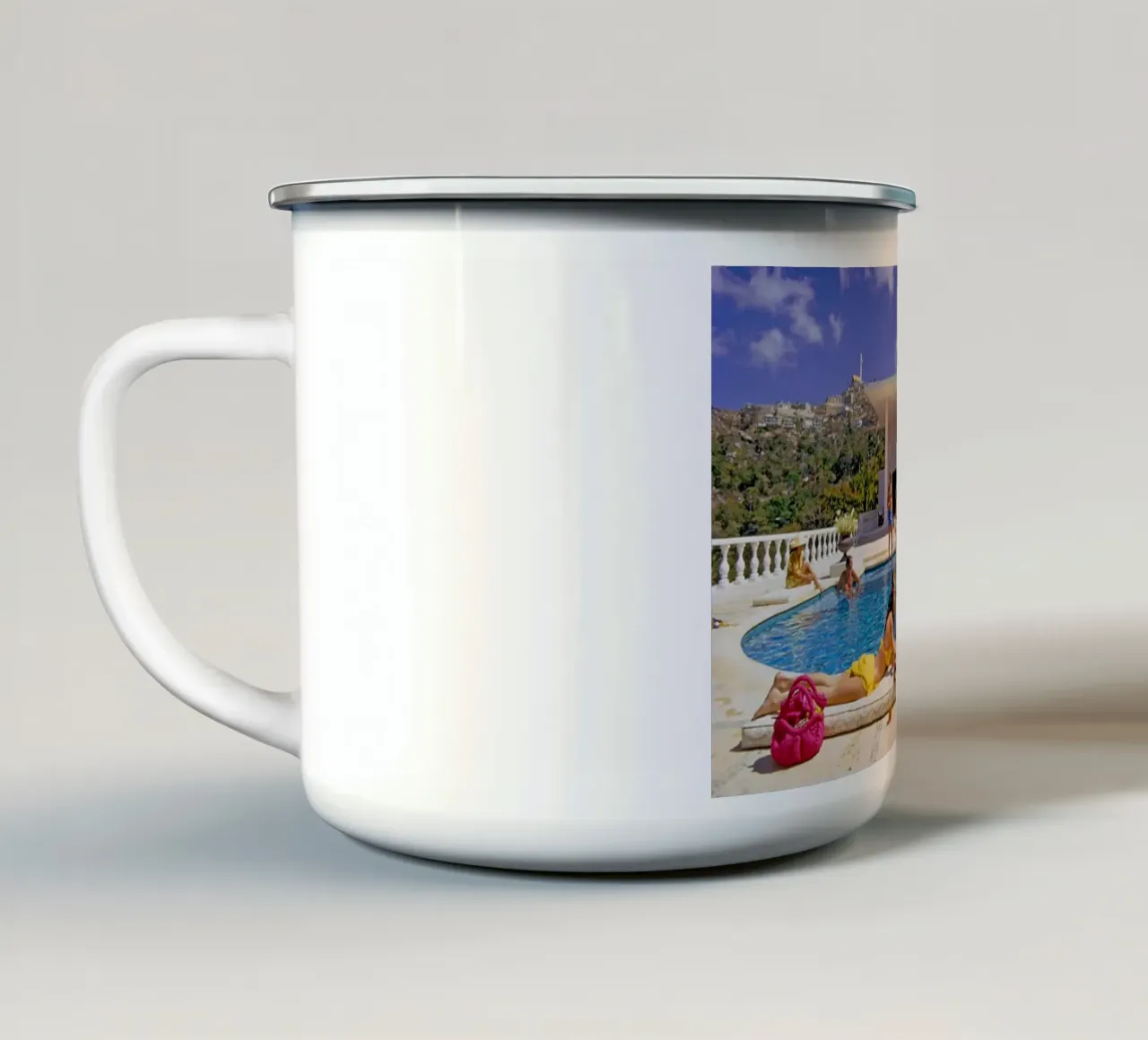 Slim Aarons - Prendere il sole in piscina tazza in smalto da The Poster UK