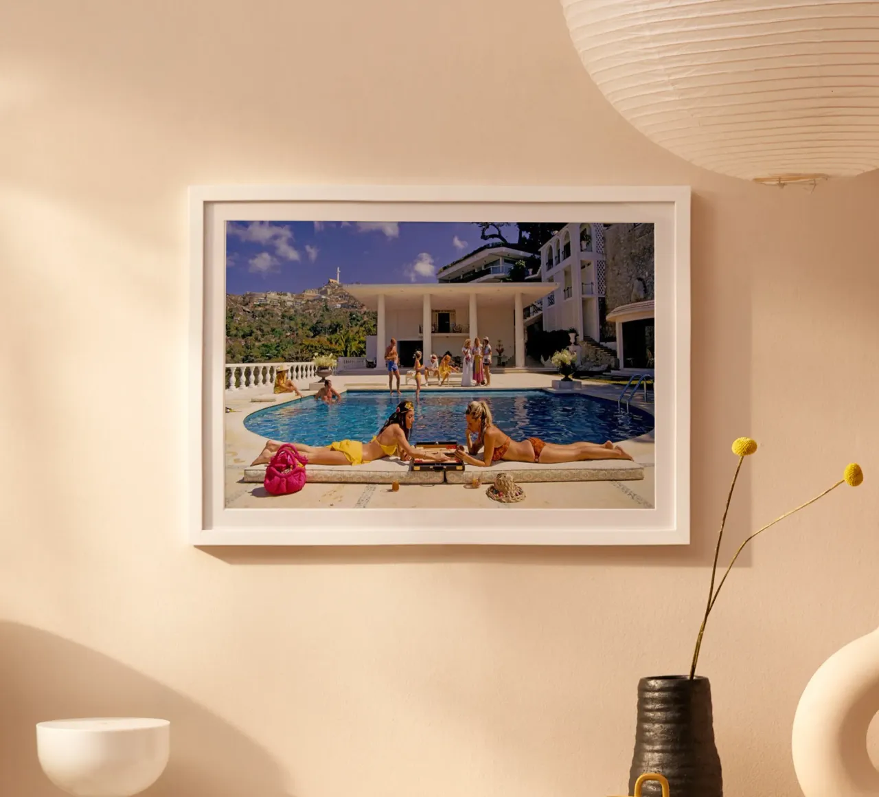 Slim Aarons - Prendere il sole in piscina carta hahnemühle da The Poster UK