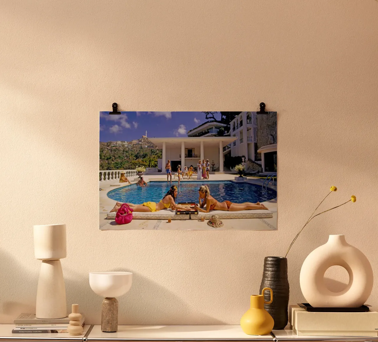 Slim Aarons - Prendere il sole in piscina carta hahnemühle da The Poster UK