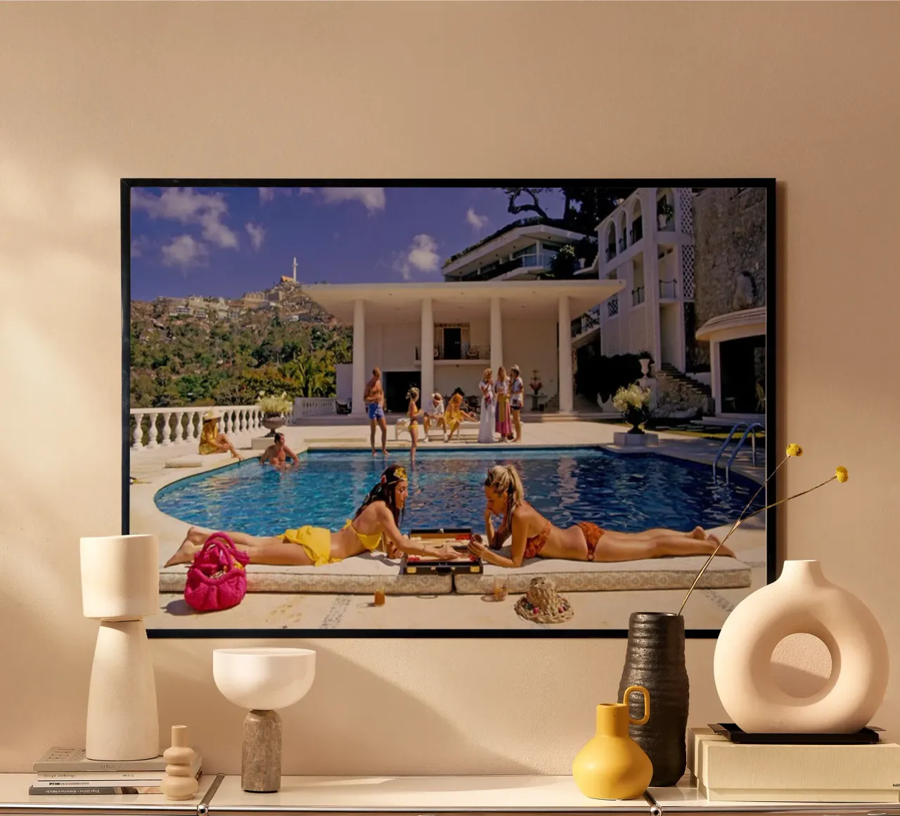 Slim Aarons - Prendere il sole in piscina carta hahnemühle da The Poster UK