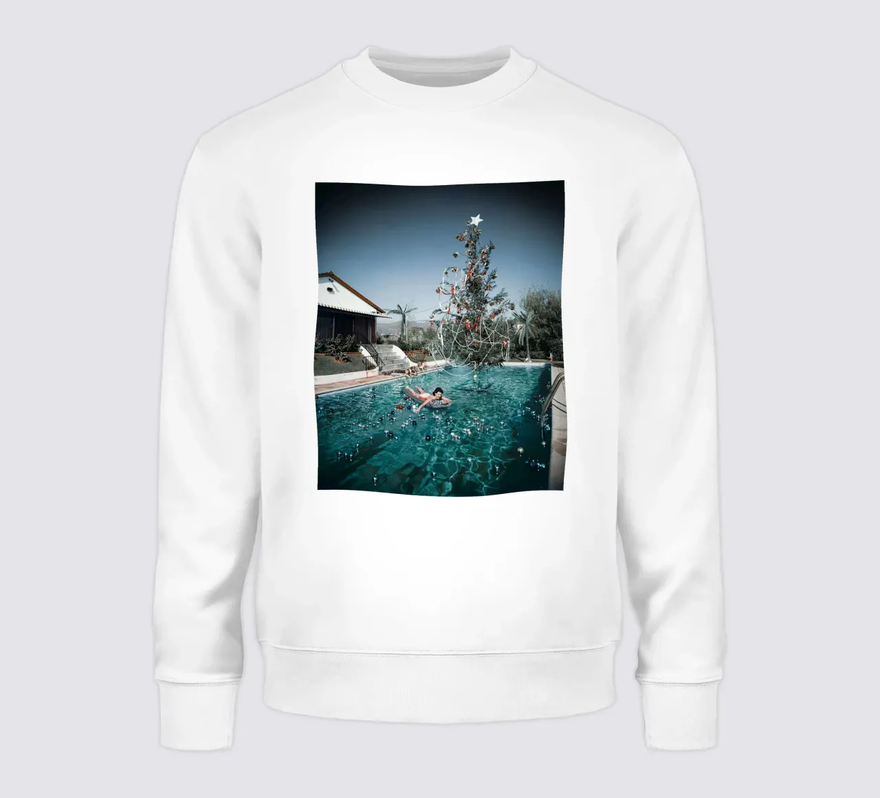 Slim Aarons - Mujer nadando sudadera de The Poster UK
