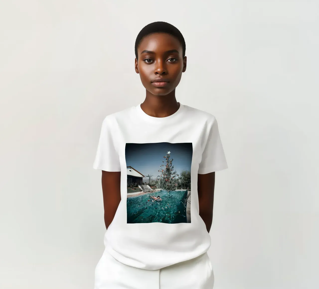 Slim Aarons - Donna che nuota t-shirt da The Poster UK