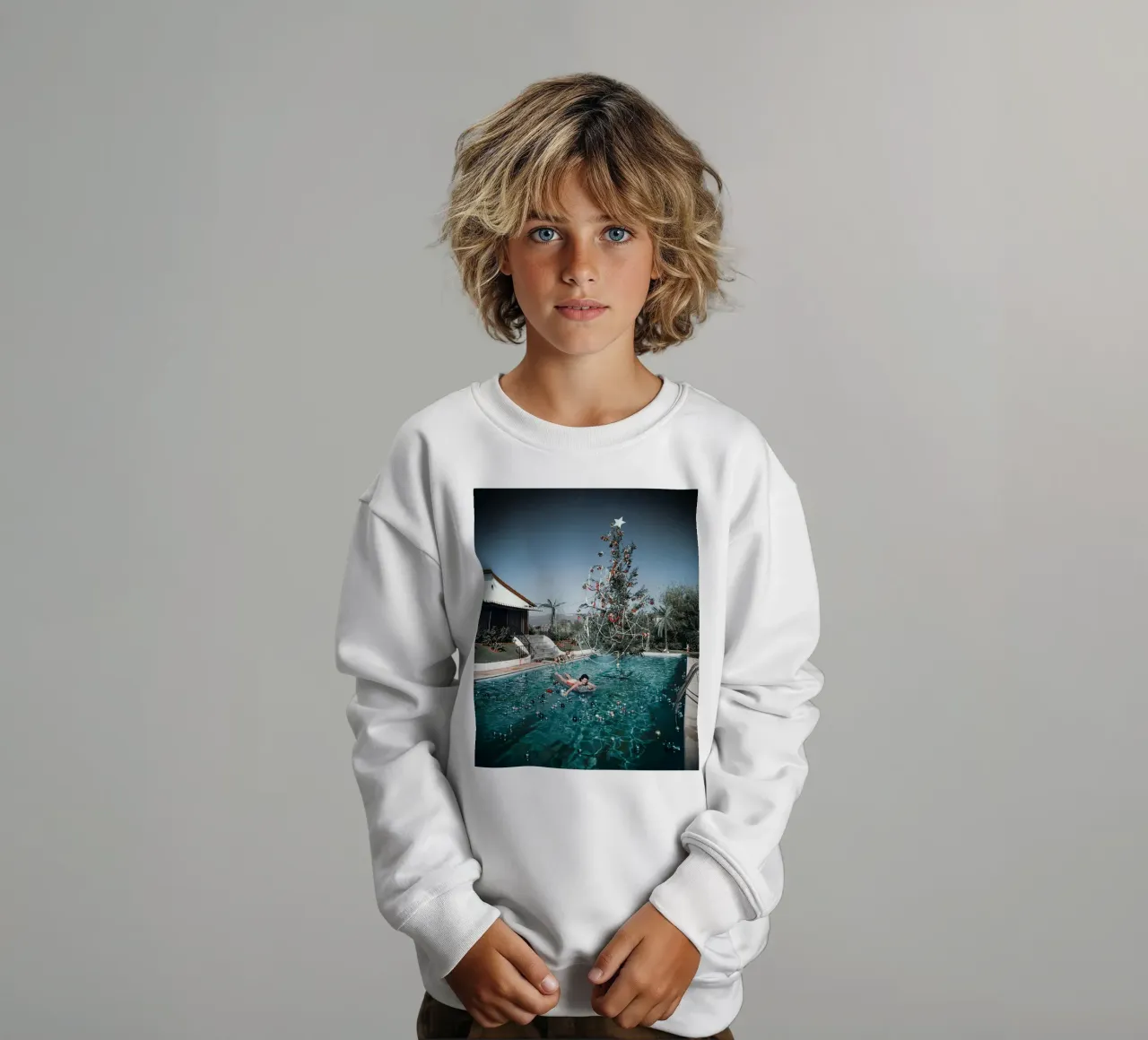 Slim Aarons - Donna che nuota felpa bambino da The Poster UK