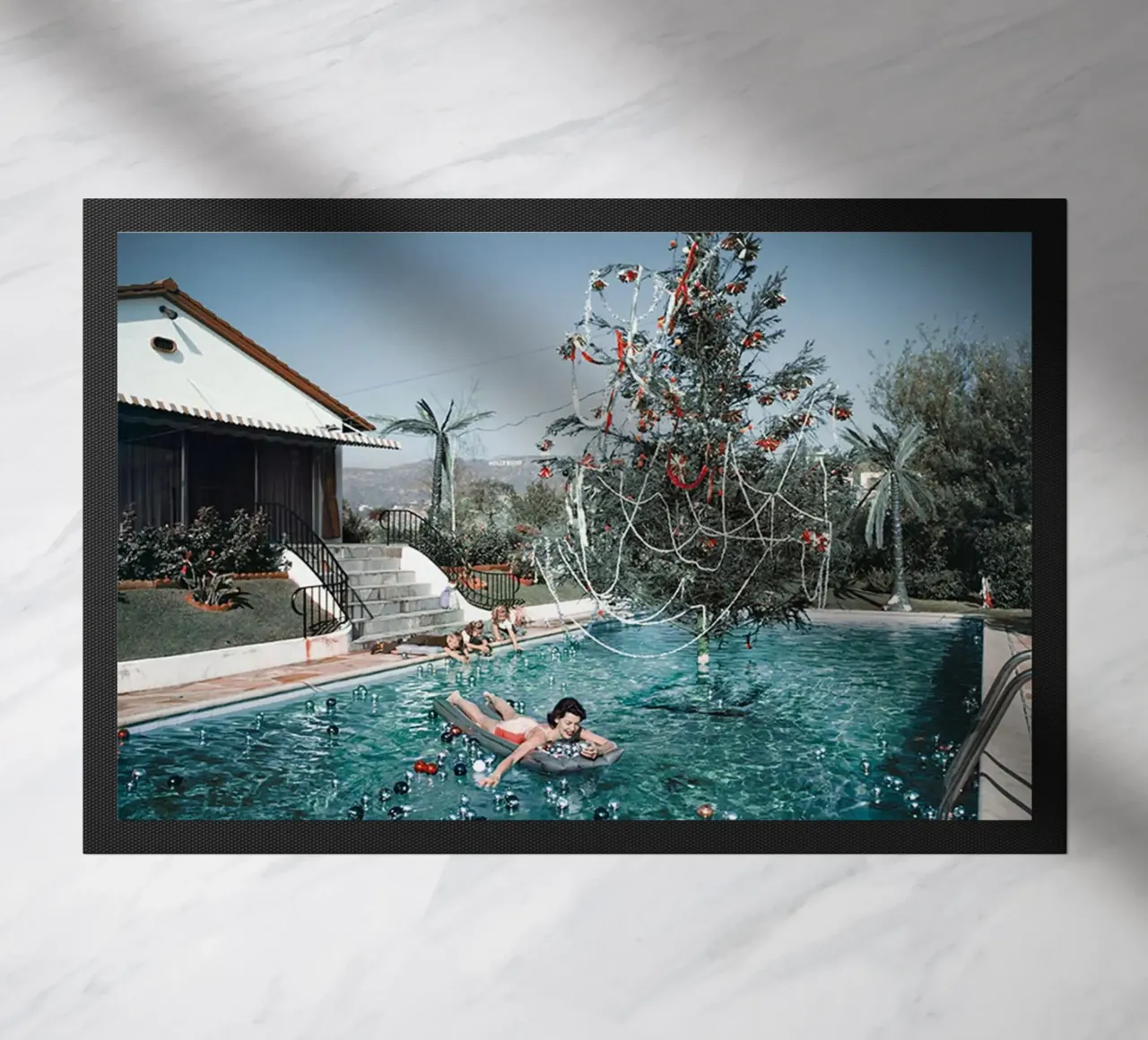 Slim Aarons - Donna che nuota zerbino da The Poster UK