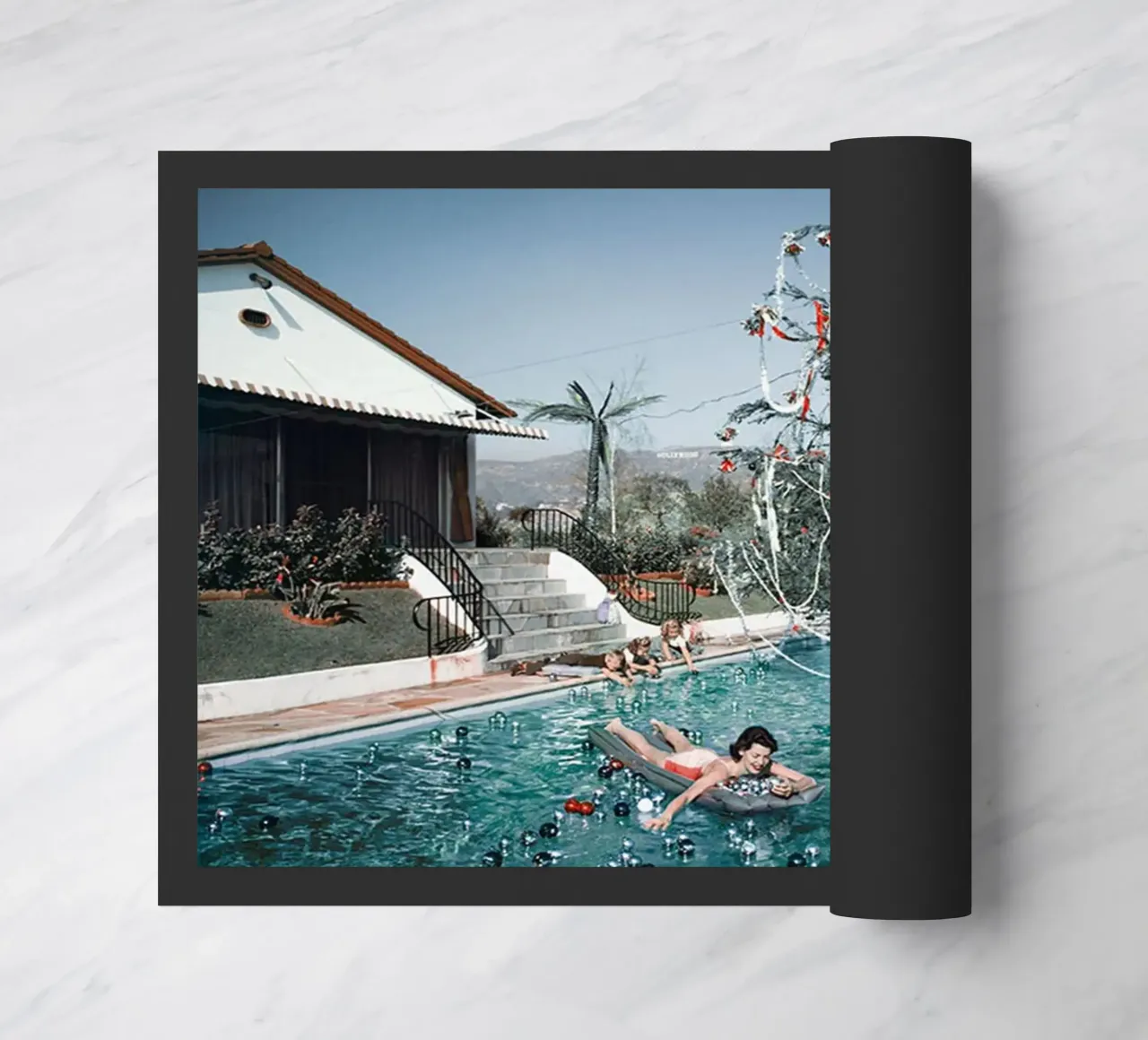 Slim Aarons - Donna che nuota zerbino da The Poster UK