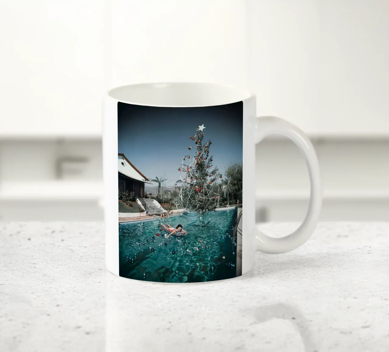 Slim Aarons - Donna che nuota tazza in ceramica da The Poster UK