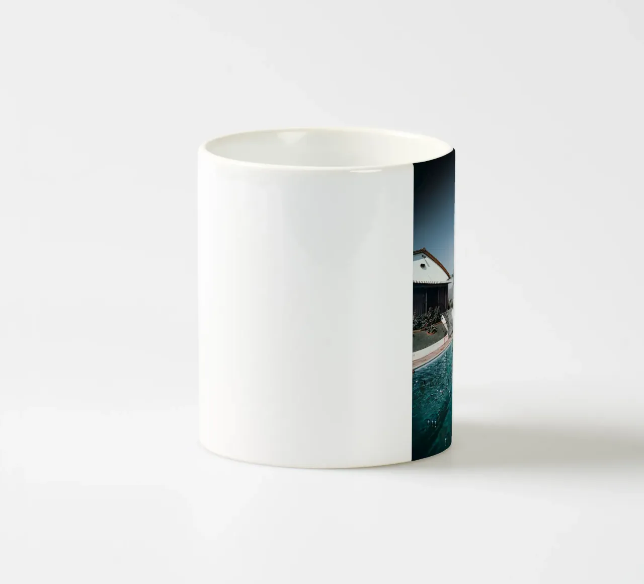 Slim Aarons - Donna che nuota tazza in ceramica da The Poster UK