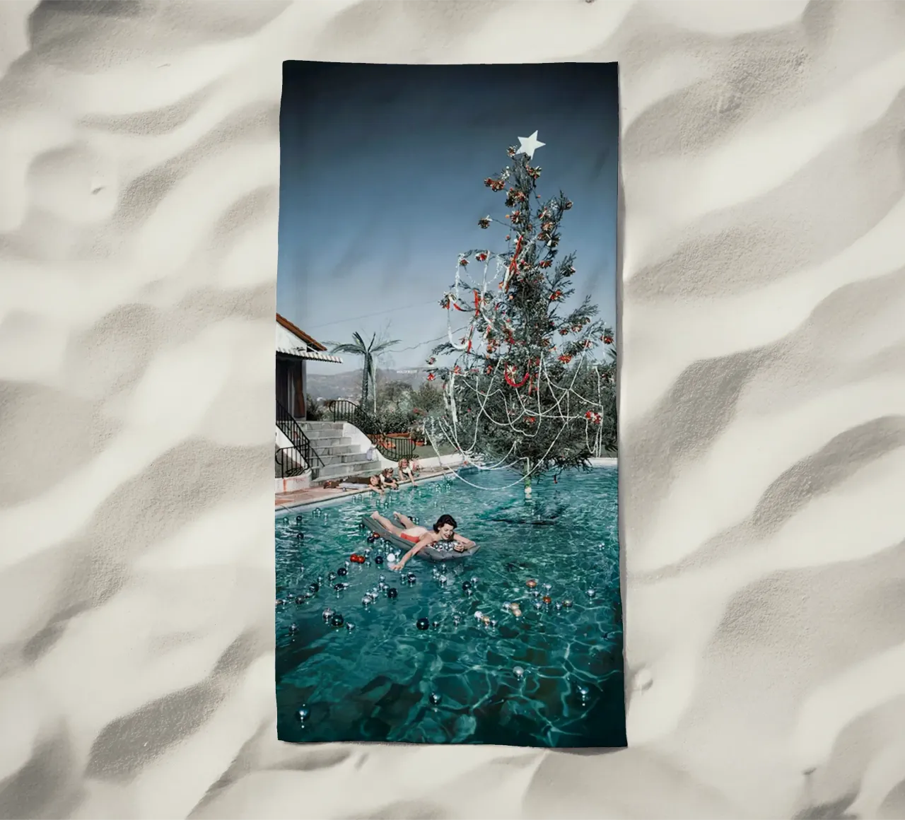 Slim Aarons - Donna che nuota telo mare da The Poster UK