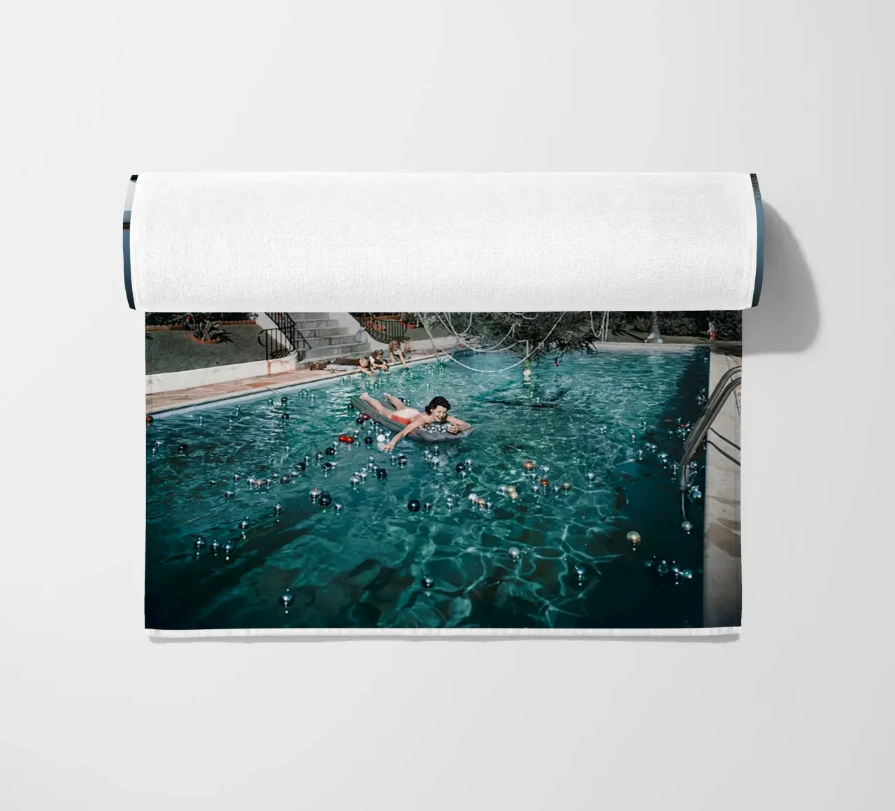 Slim Aarons - Donna che nuota telo mare da The Poster UK