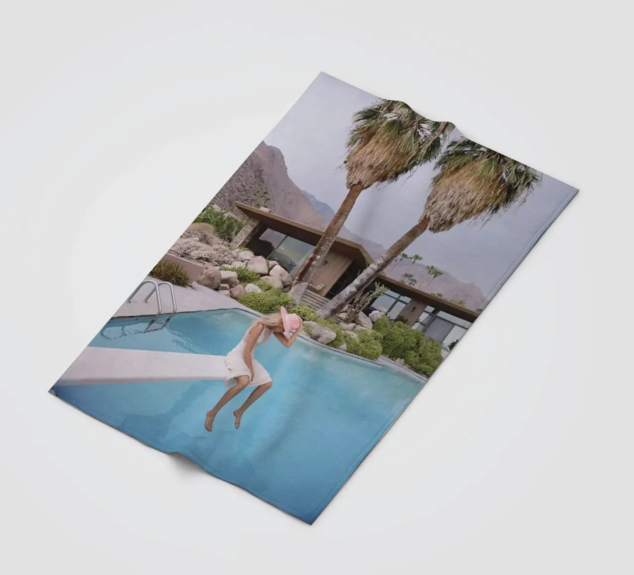 Slim Aarons - Donna che riflette in piscina coperta in pile da The Poster UK