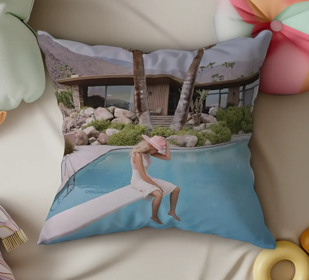 Slim Aarons - Donna che riflette in piscina cuscino da The Poster UK