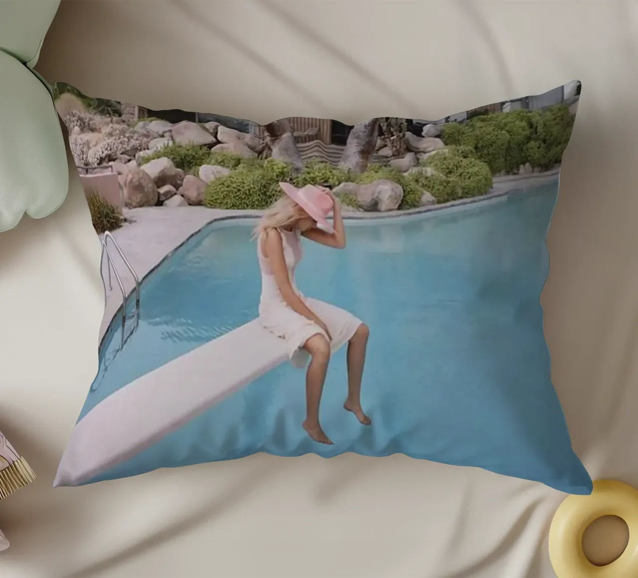 Slim Aarons - Donna che riflette in piscina cuscino da The Poster UK
